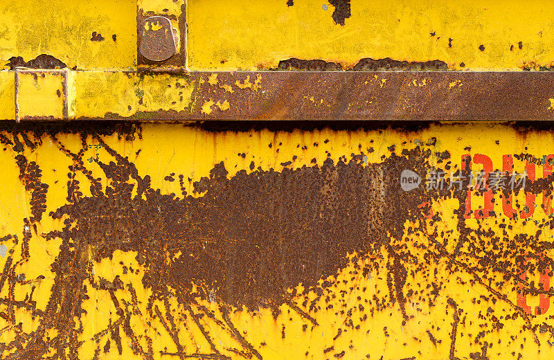 旧的金属箕斗容器生锈，漆黄剥落
