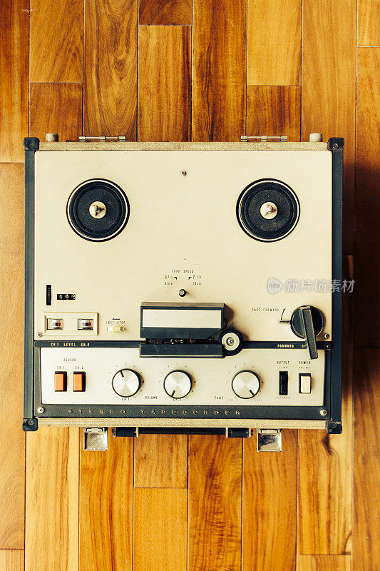 旧的盒式磁带录音机