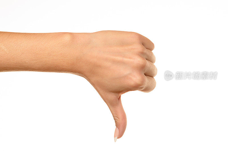 女性伸出拇指向下的手势