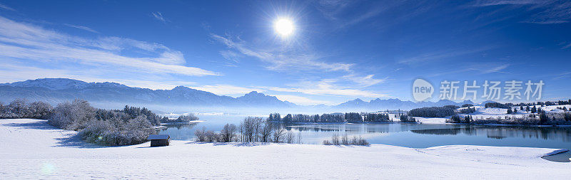 在德国巴伐利亚，全景景观，阿尔卑斯山和湖泊与冰在冬天
