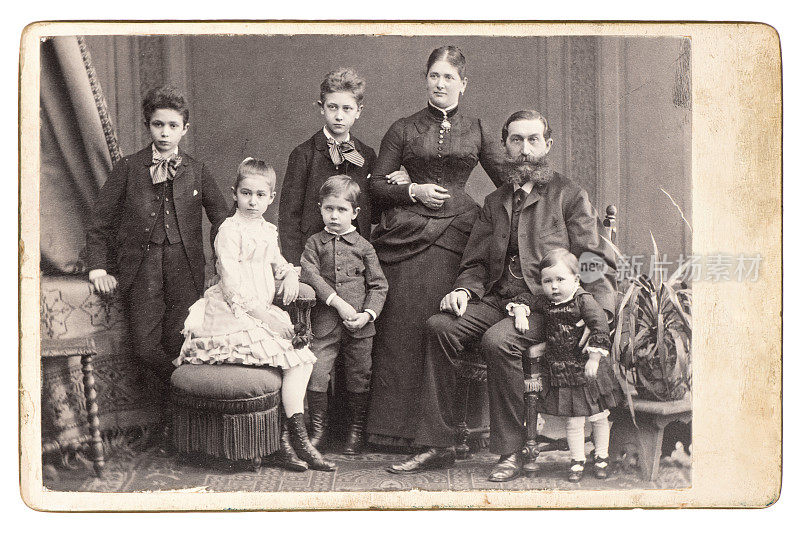 旧的家庭照片。有五个孩子的父母