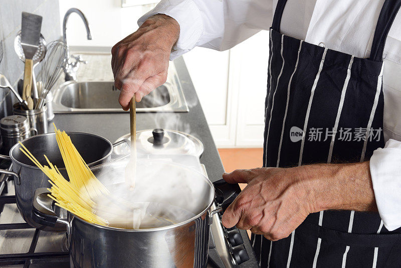 厨师烹饪意大利面