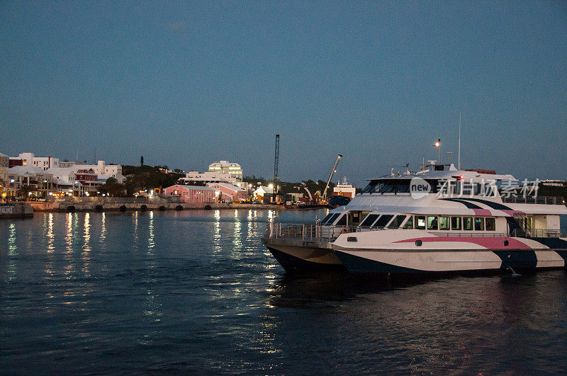 汉密尔顿，百慕大，夜景和渡轮。