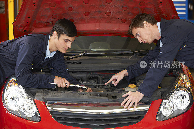 机械师帮助学员修理发动机