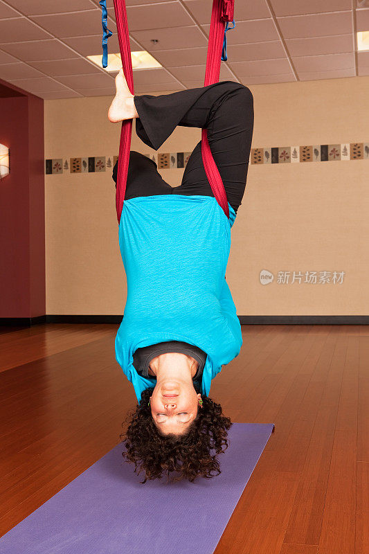 女人做倒立空中瑜伽身心练习