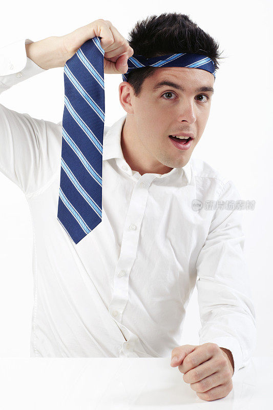 年轻的商人，头上戴着领带