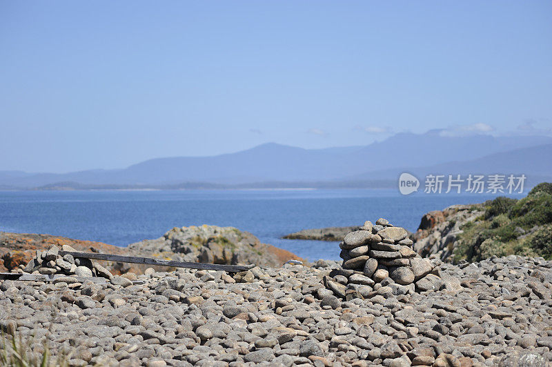 布鲁尼岛的岩石海滩，