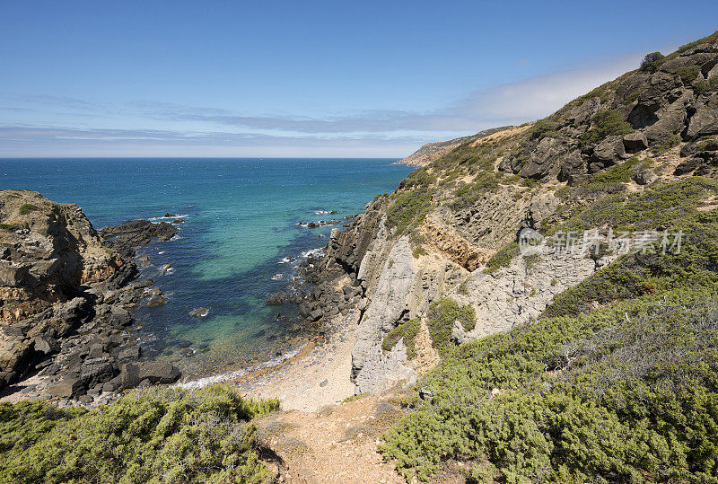 在卡斯凯斯和里斯本附近的葡萄牙海岸线上陡峭的悬崖
