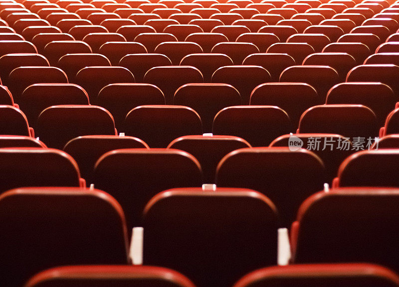 室内空荡荡的红色电影院座椅