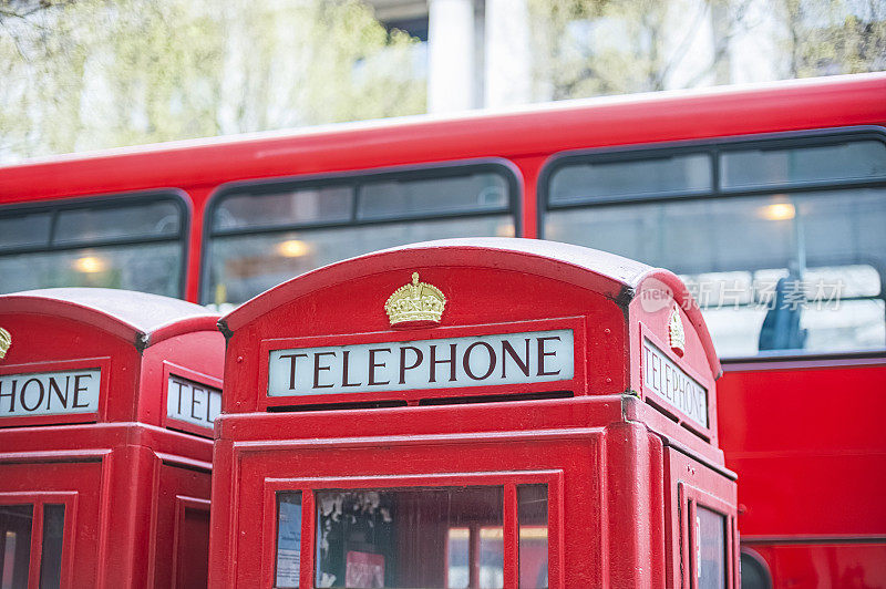 伦敦公共汽车对面的公共电话亭