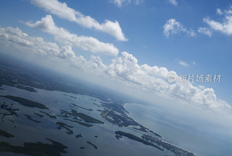 海湾上空的海岸线航拍