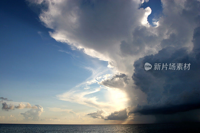 热带风暴打断了美丽晴朗的天空