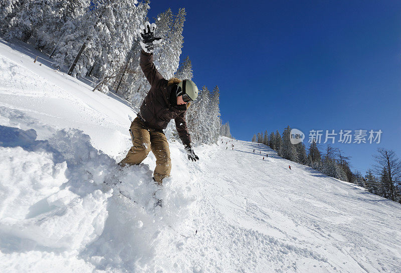 滑雪板骑在山坡上的新粉雪