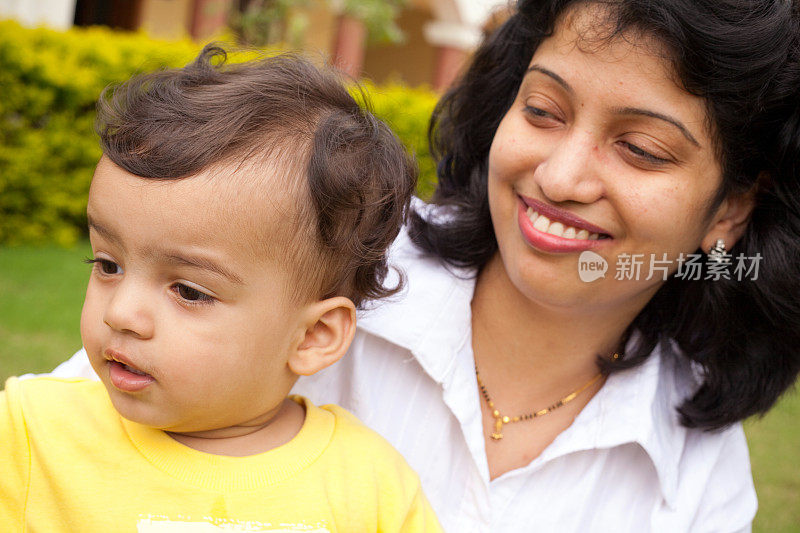 横向肖像快乐的亚洲印度母亲和儿子