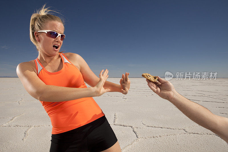 手持苹果和饼干的女运动员