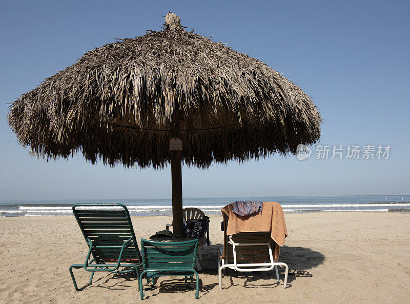 沙滩椅，帕拉帕，海洋和蓝天