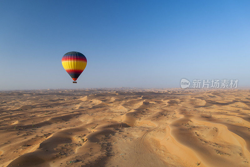 彩色的热气球在阳光下飞越沙漠