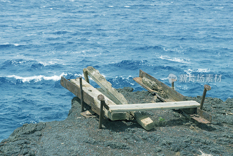 夏威夷太平洋上悬崖上的吊船