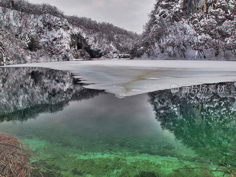 冷冻绿松石湖