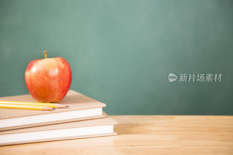 回到学校。课本，苹果，书桌上的铅笔。黑板。
