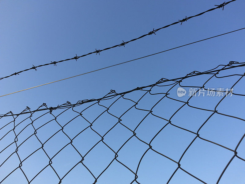 监狱里生锈的栅栏和带刺的铁丝网