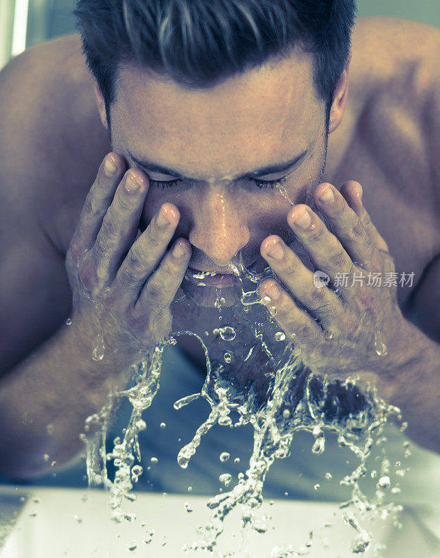 男人在洗脸
