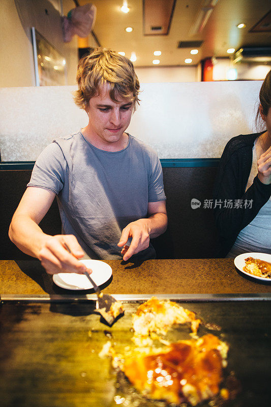 年轻夫妇在自助餐厅吃异国情调的食物