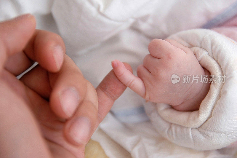 父亲和婴儿的手