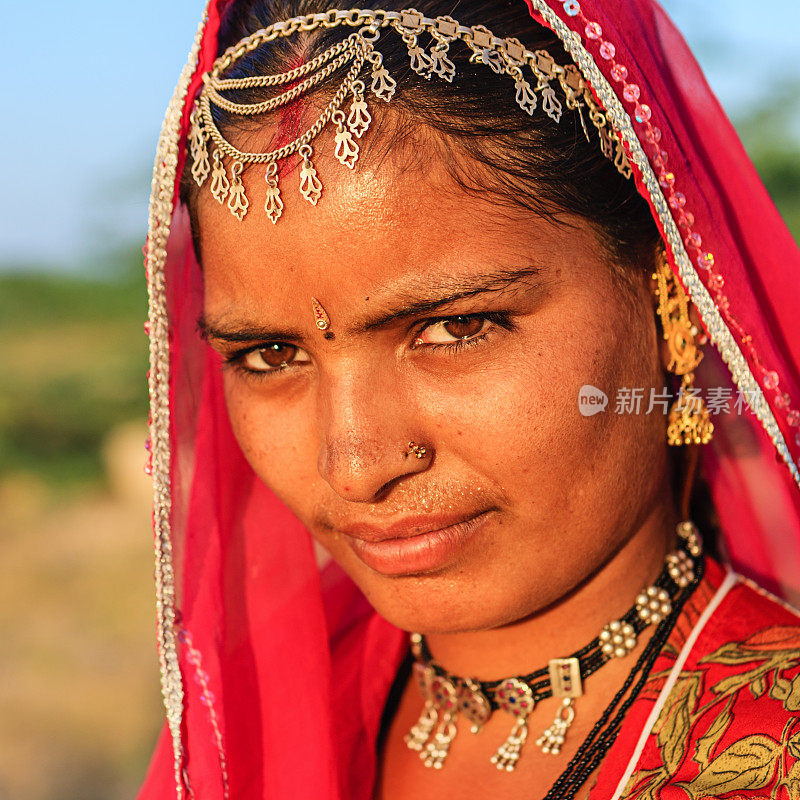 印度沙漠村庄的一名年轻女子