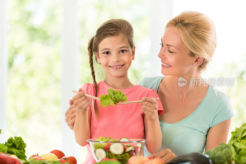 母亲和女儿在准备健康的食物