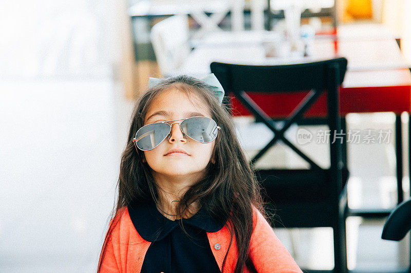 小女孩喜欢太阳镜