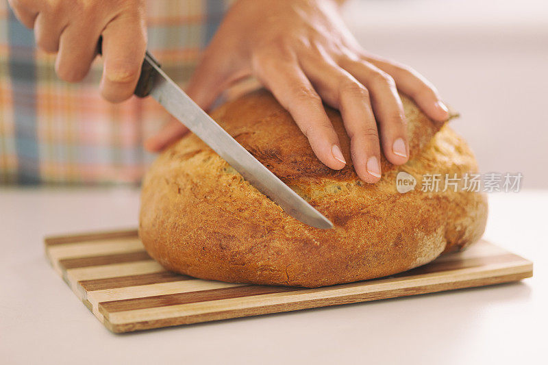 女人的手在切面包