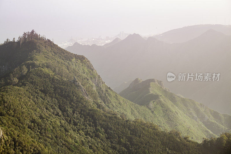 西班牙特内里费岛，加那利群岛，多山的朦胧风景。