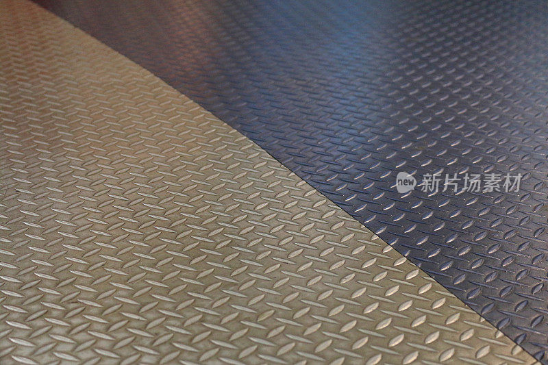 形象装饰采用防滑、不锈钢、菱形板材地板