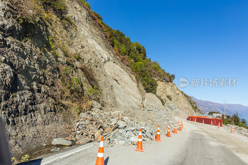 岩石落在乡间小路上