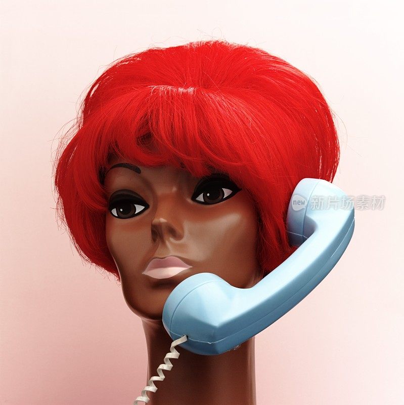 红头发女人在打电话