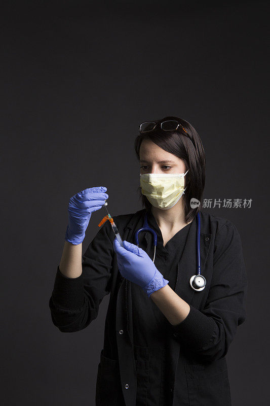 护士戴着医用口罩，用注射器注射保健药品