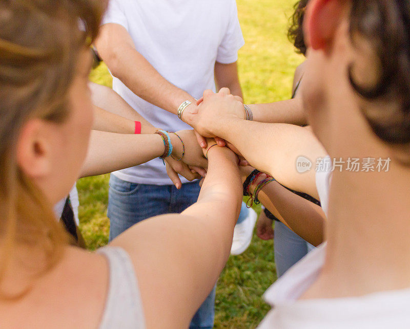 青少年把双手叠在一起