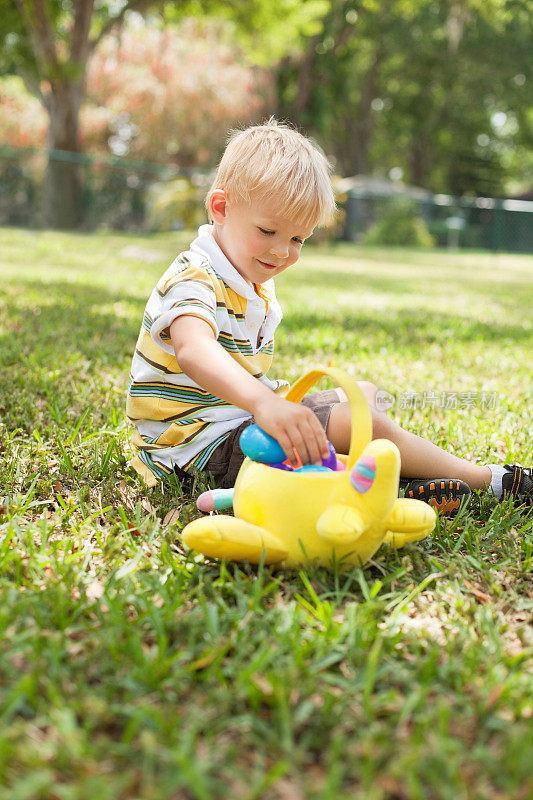 公园里带着玩具篮子的小男孩
