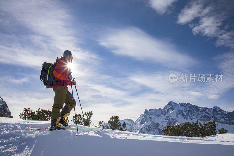 backcountry滑雪者在瓦茨曼与Hochkalter在背景-阿尔卑斯山