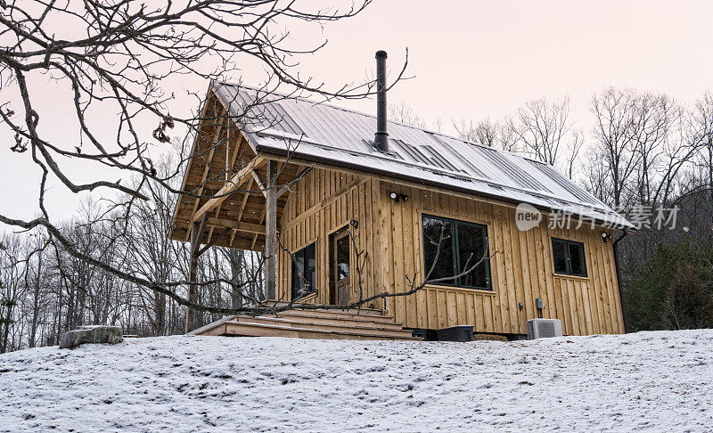 冬雪中的阿巴拉契亚乡村小屋
