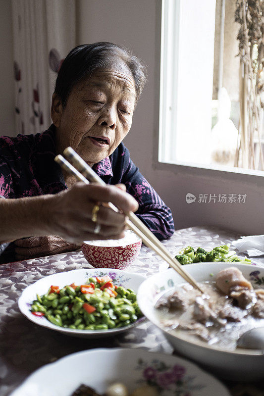 我奶奶吃午饭的时候