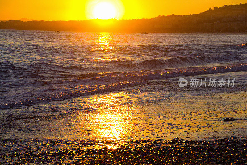 加勒比日出与海浪在海滩上