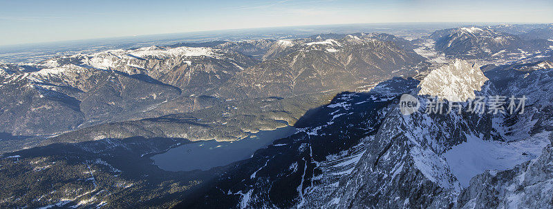 从Zugspitze山顶向北看山谷全景