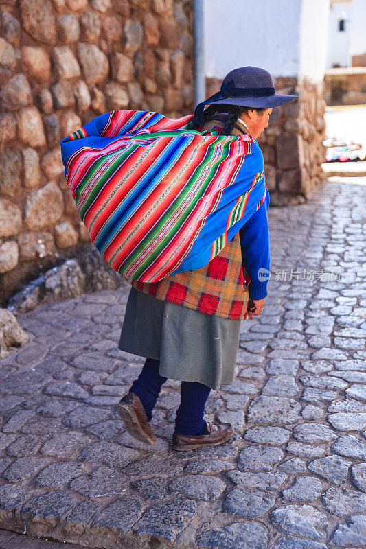 秘鲁圣谷印加遗址的秘鲁妇女