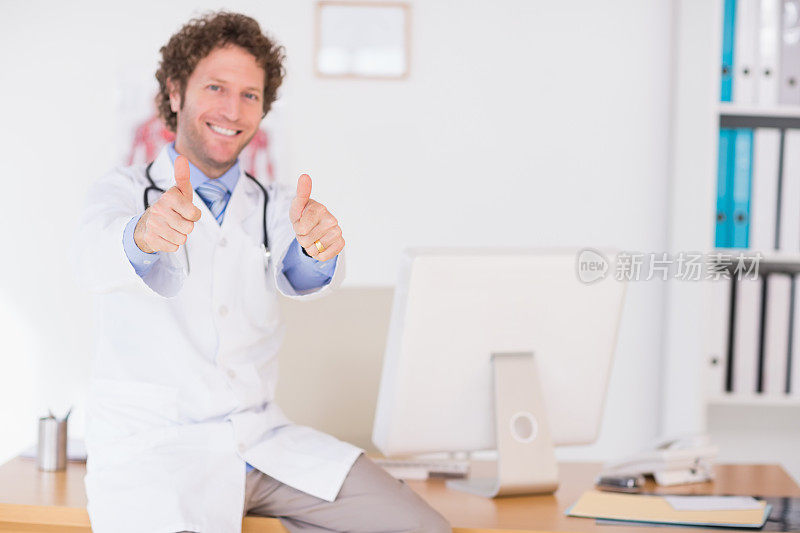 微笑的男医生在诊所竖起大拇指