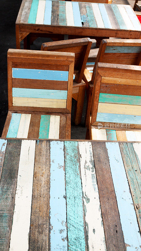 彩色的木制桌椅