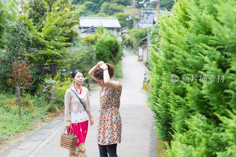 快乐的日本姐妹享受旅游