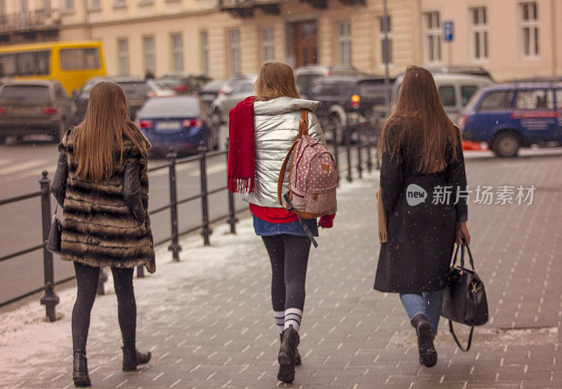 年轻女孩模特朋友走在街道上的利沃夫乌克兰