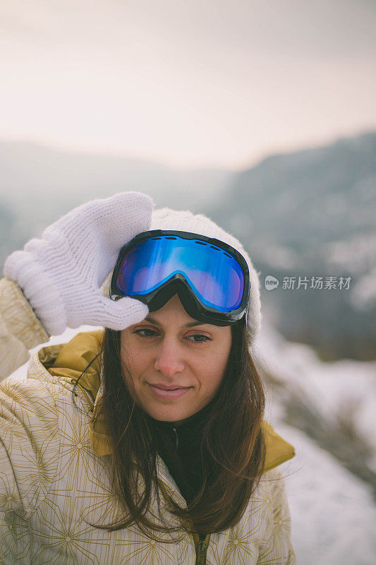 戴着面具滑雪的女孩